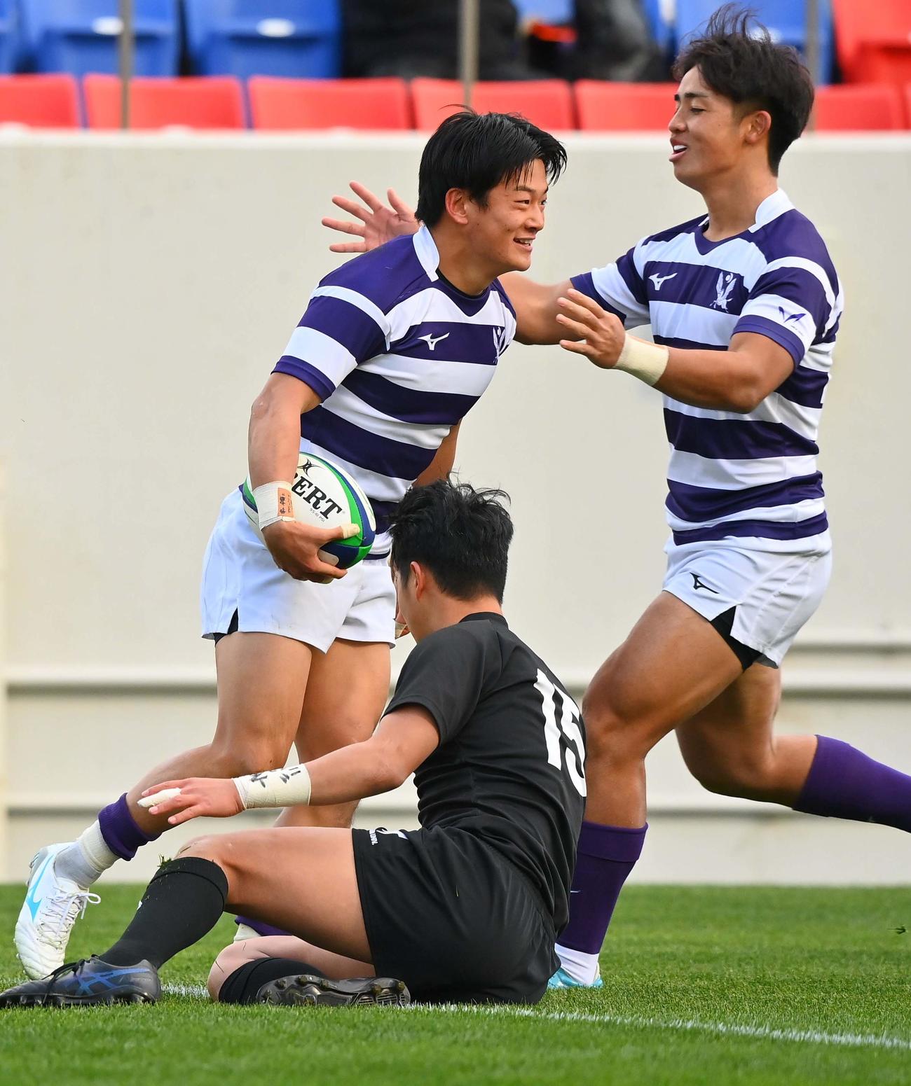 明大対天理大　前半、右中間へ飛び込み逆転トライを決め笑顔を見せる明大SH飯沼（撮影・上田博志）