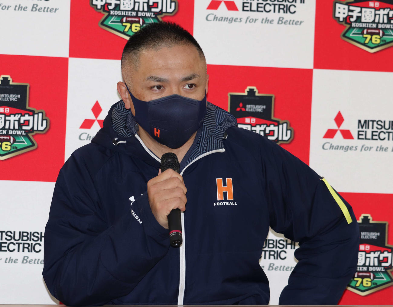 関学大との甲子園ボウル前の会見に参加した法大・有沢玄HC（撮影・三宅ひとみ）