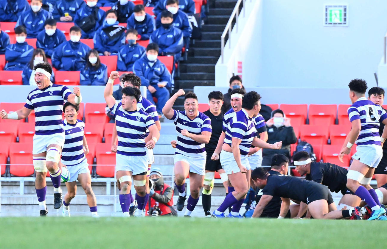 後半、スクラムから認定トライを奪い喜ぶ明大フィフティーン（撮影・上田博志）