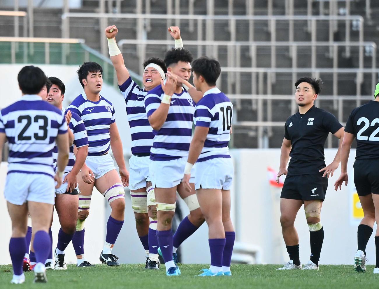 天理に勝利しガッツポーズして喜ぶ明大フィフティーン（撮影・上田博志）