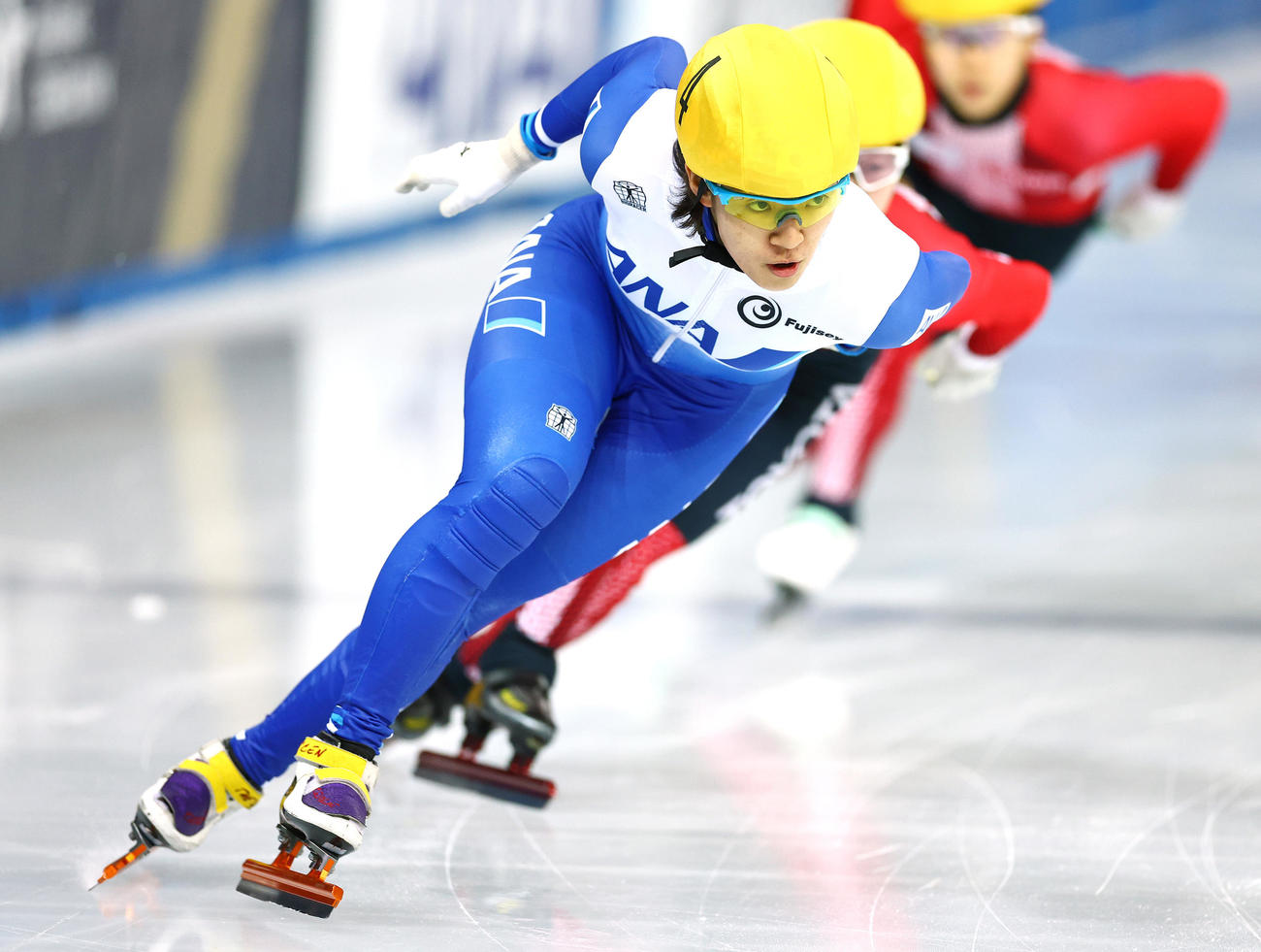 女子500メートルA決勝で滑走する神長（左）（撮影・垰建太）