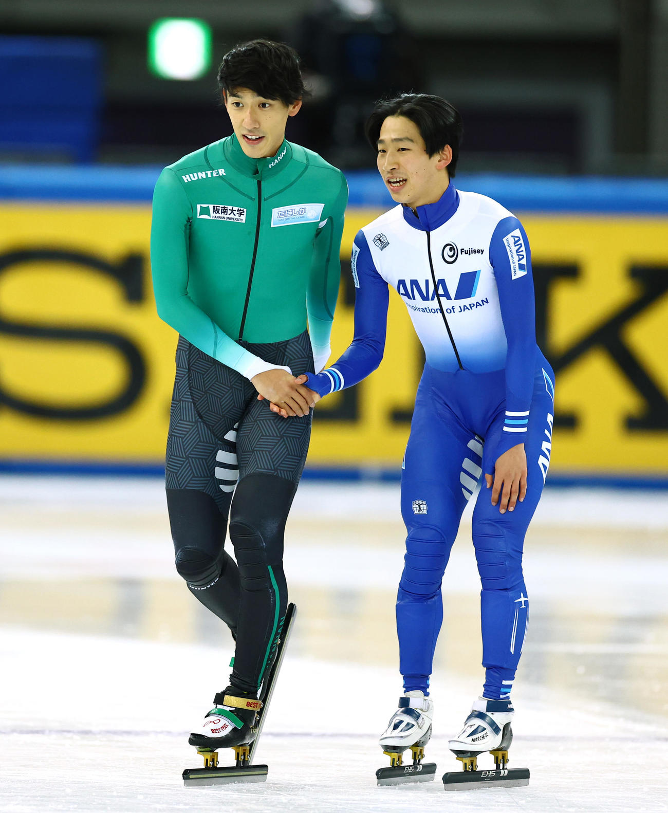 男子500メートルA決勝を終え健闘をたたえ合う渡辺（左）と小池（撮影・垰建太）