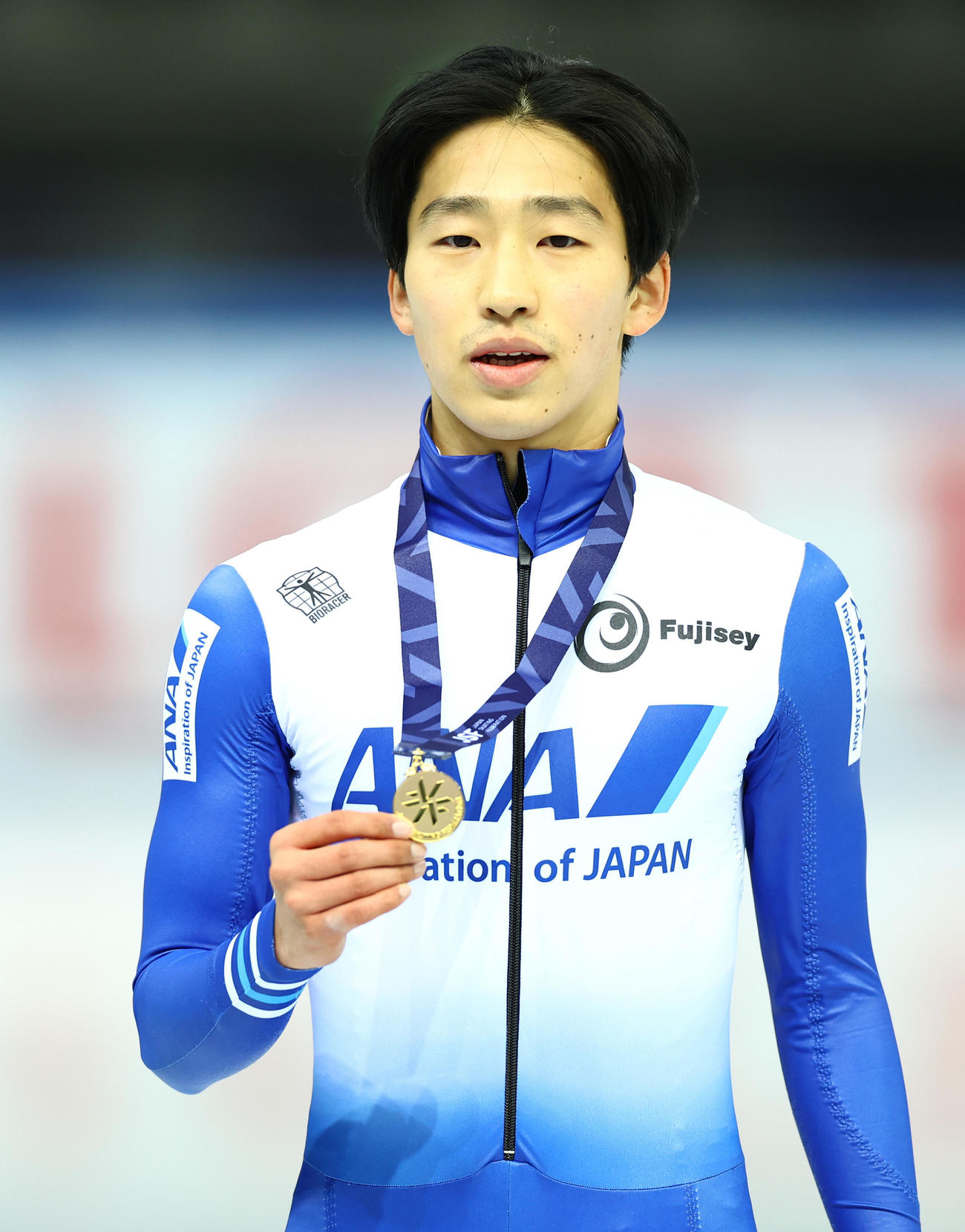 男子500メートルA決勝で優勝しメダルを手に写真に納まる小池（撮影・垰建太）