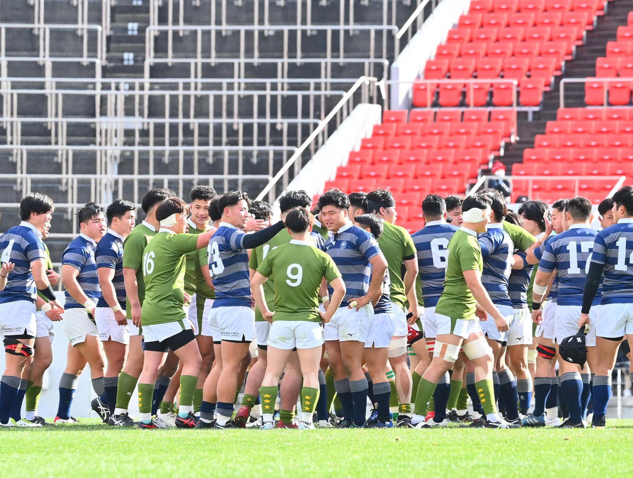 試合後、健闘をたたえ合う同大、大東大の両フィフティーン（撮影・上田博志）