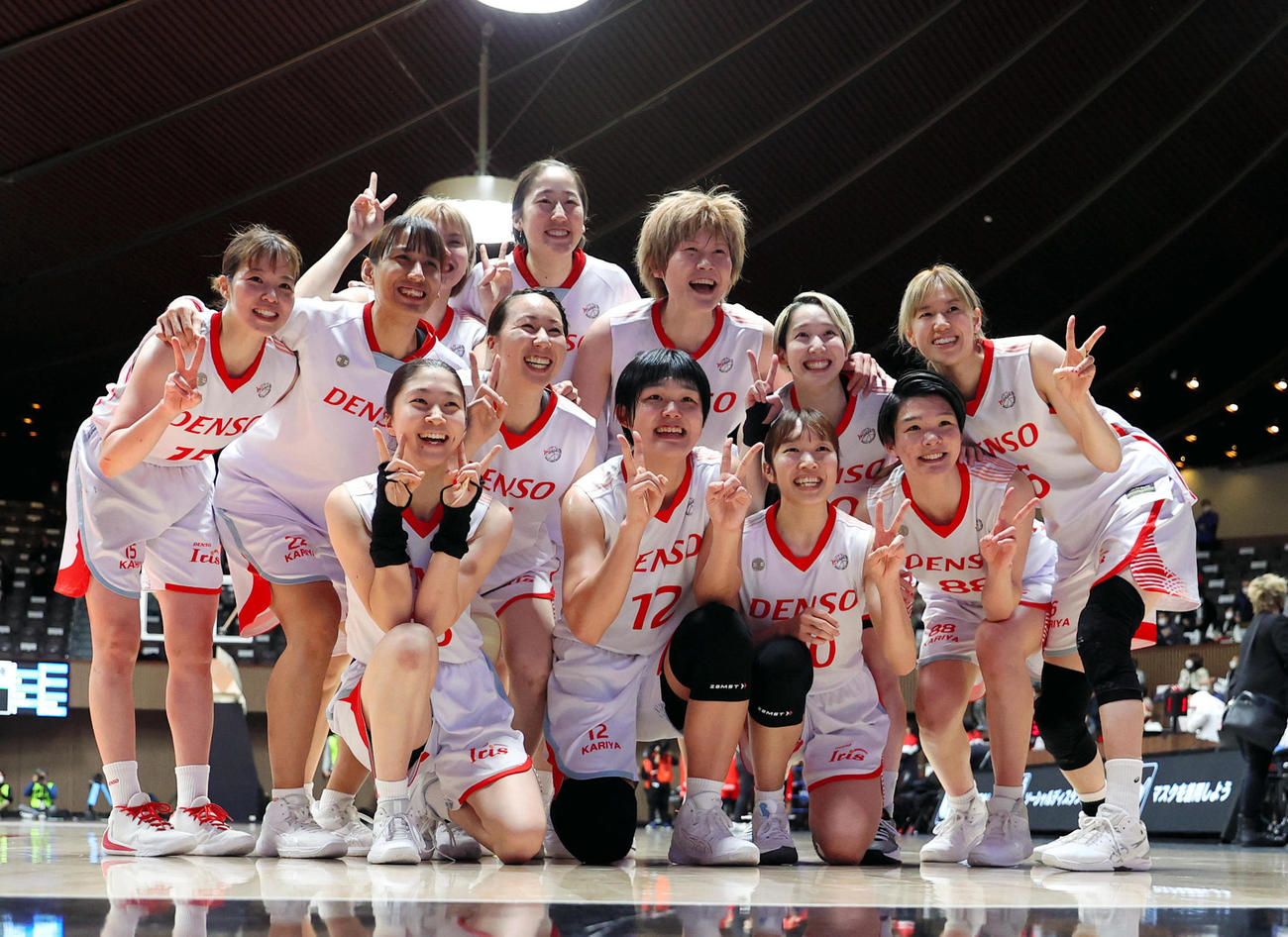 デンソー対富士通　決勝進出を決め、記念写真に納まるデンソーの選手たち（代表撮影）