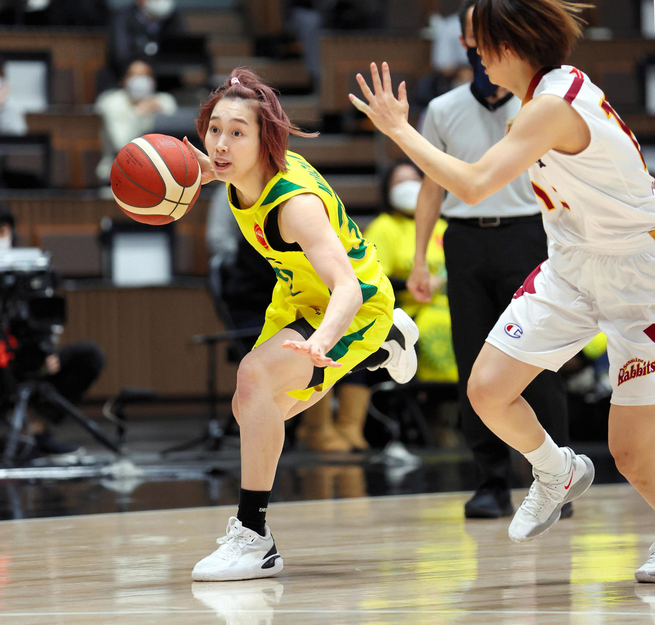 トヨタ紡織対ENEOS　第1Q、ドリブルで切り込むENEOS・宮崎（左）（代表撮影）