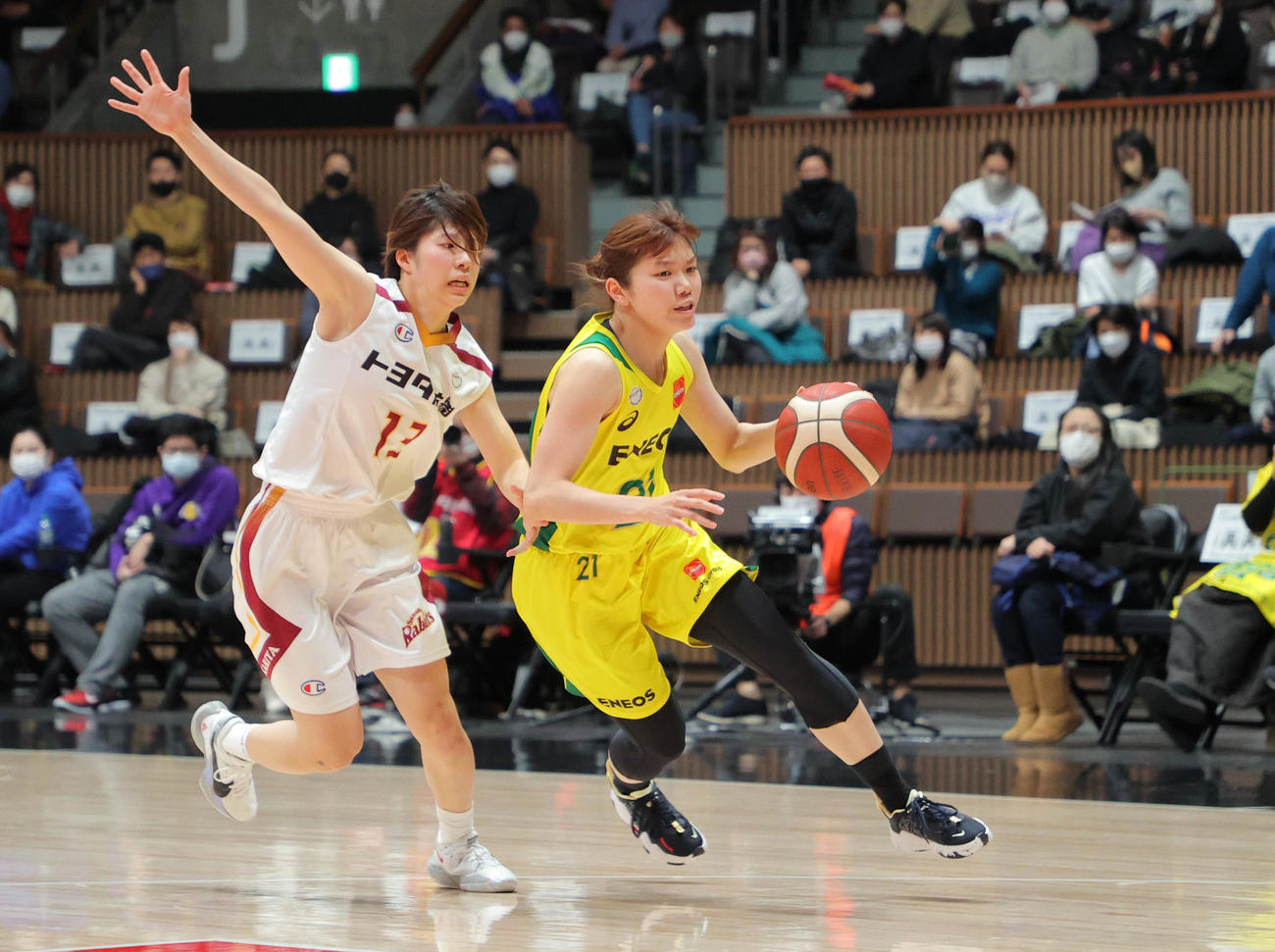 トヨタ紡織対ENEOS　第4Q、攻め込むENEOS・高田（右）（代表撮影）