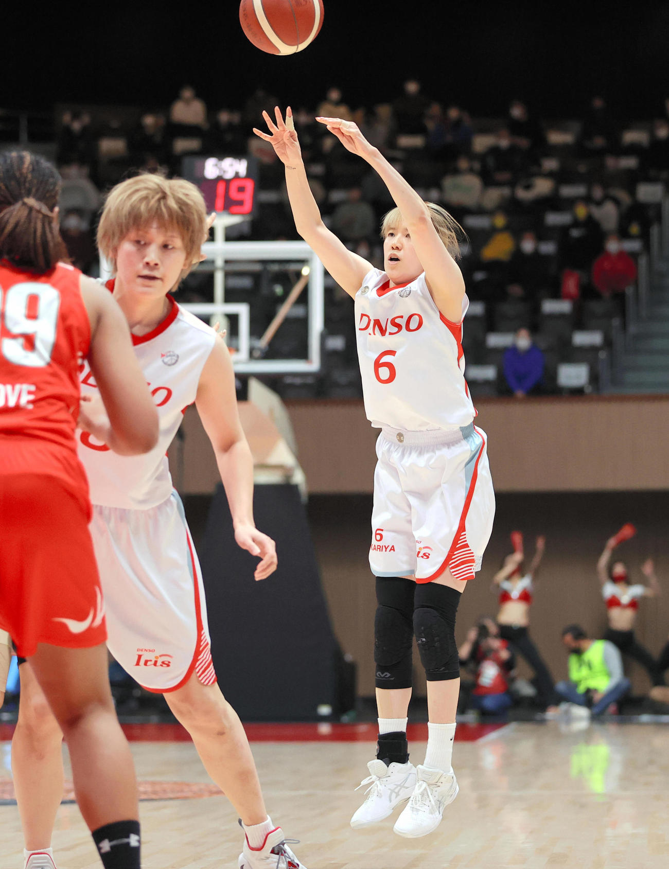 デンソー対富士通　第3Q、デンソーの本川（右端）は3点シュートを決める（代表撮影）