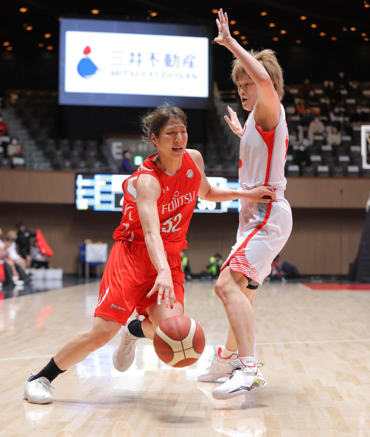 デンソー対富士通　第3Q、攻め込む富士通の宮沢（左）（代表撮影）