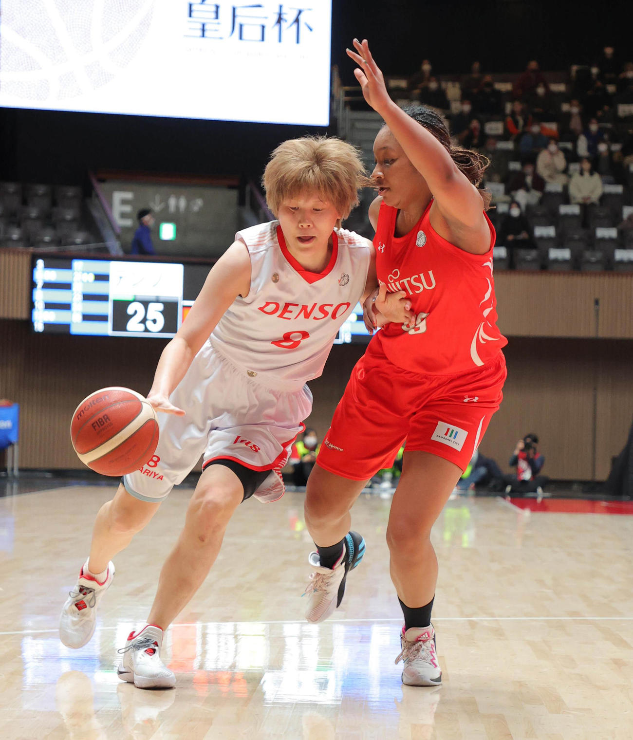 デンソー対富士通　第3Q、攻め込むデンソーの高田（左）。右は富士通のオコエ（代表撮影）