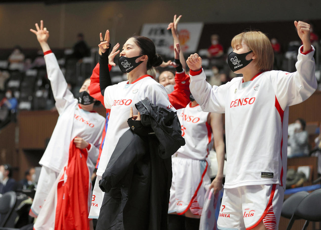 デンソー対富士通　第4Q、得点にわくデンソーの選手たち（代表撮影）