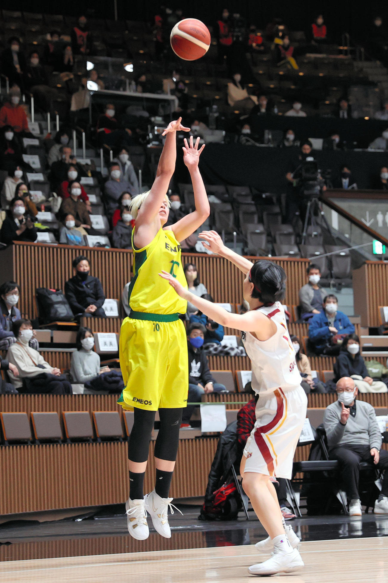 トヨタ紡織対ENEOS　第2Q、3点シュートを決めるENEOS・渡嘉敷（左）（代表撮影）