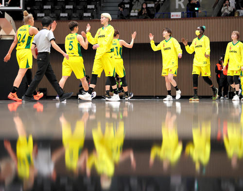 トヨタ紡織対ENEOS トヨタ紡織を破り決勝進出を決め、タッチして喜び合うENEOSの選手たち(代表撮影)