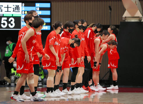 デンソー対富士通 準決勝で敗退し、スタンドの観客にあいさつをする富士通の選手たち(代表撮影)