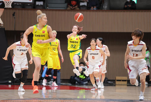 トヨタ紡織対ENEOS 第3Q、パスを出すENEOS・宮崎(中央)(代表撮影)