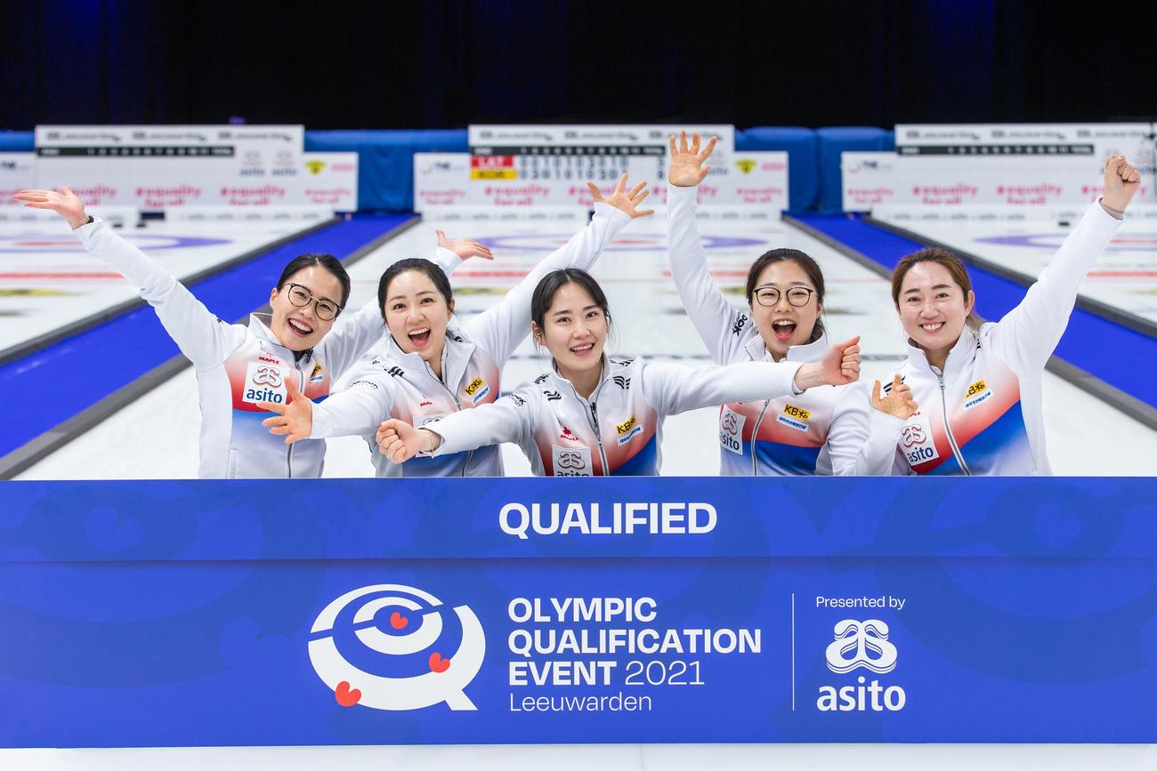 五輪出場を決め喜ぶメガネ先輩こと金ウンジョン（左）ら韓国チーム（ｃ）WCF / Celine Stucki