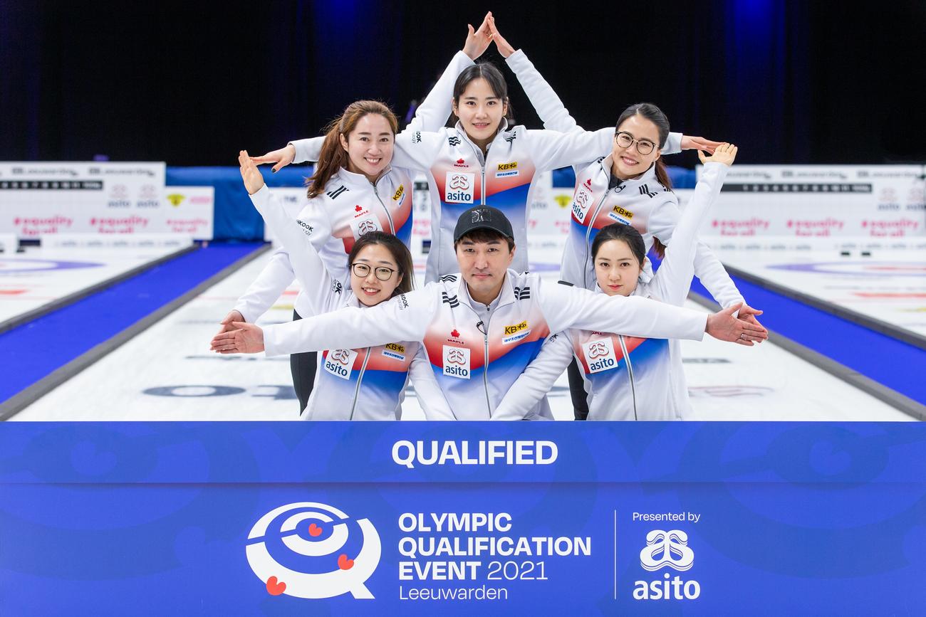五輪出場を決め喜ぶメガネ先輩こと金ウンジョン（右上）ら韓国チーム（ｃ）WCF / Celine Stucki