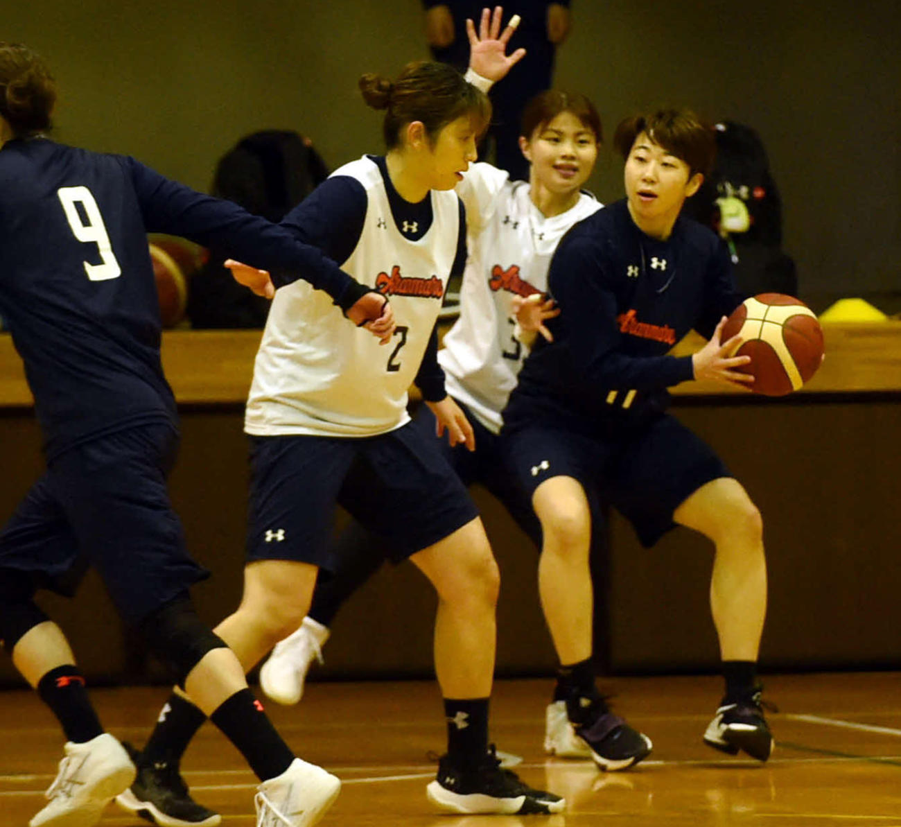 試合形式の練習でボールを保持する河瀬（右）