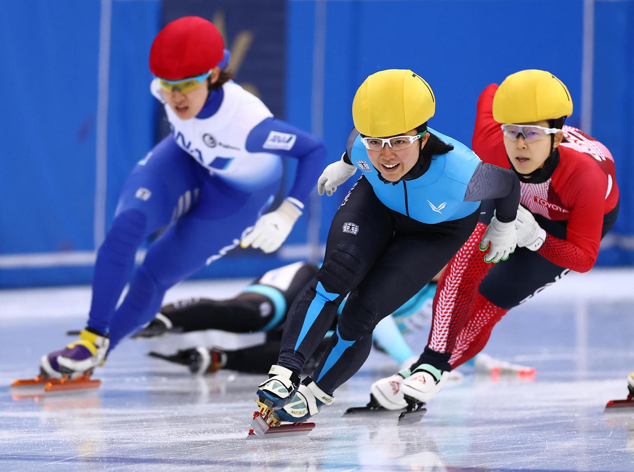 女子1000メートル決勝、最後のカーブを曲がる山名（中央）（撮影・垰建太）