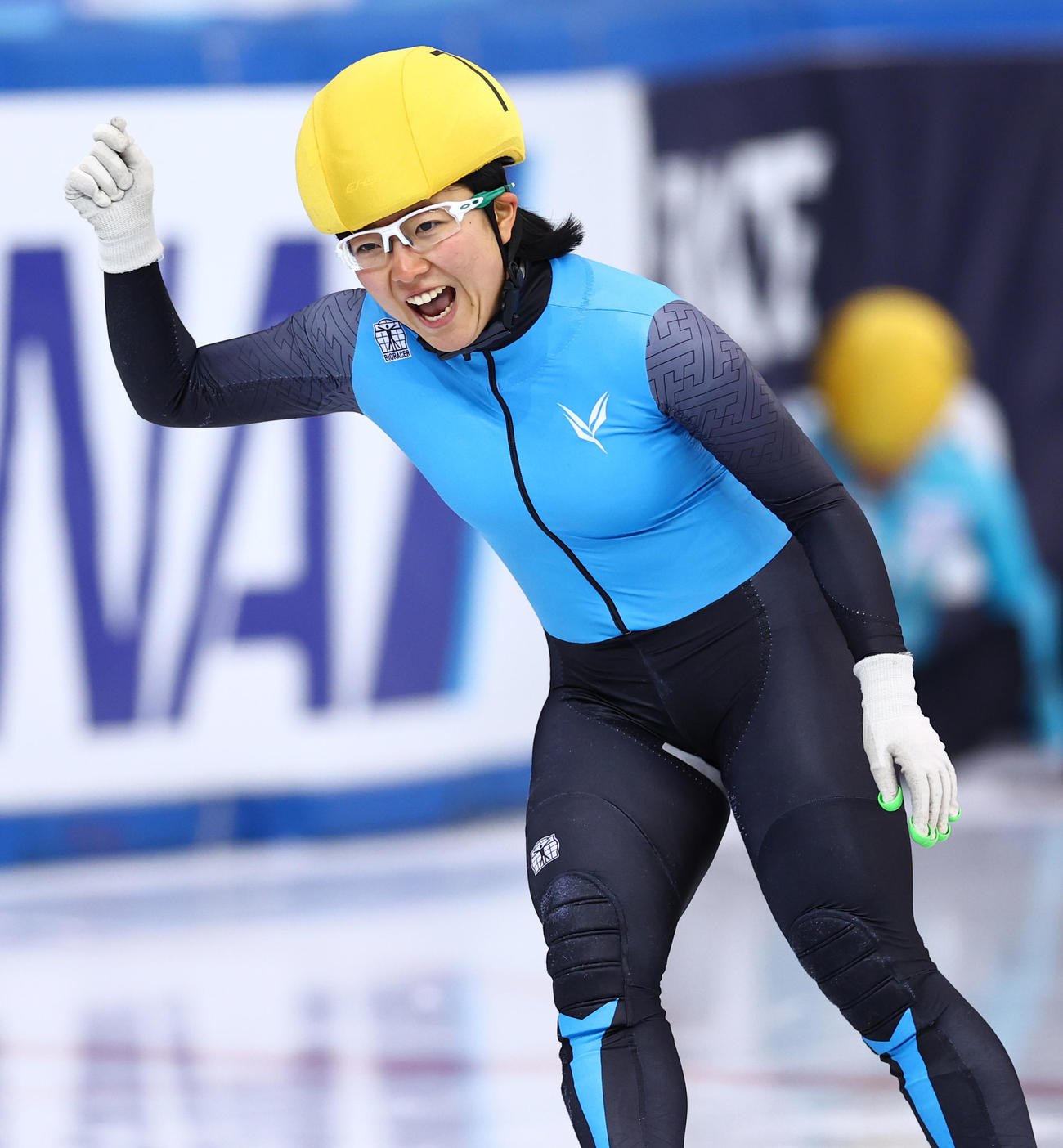 女子1000メートル決勝で優勝し、笑顔を見せる山名（撮影・垰建太）