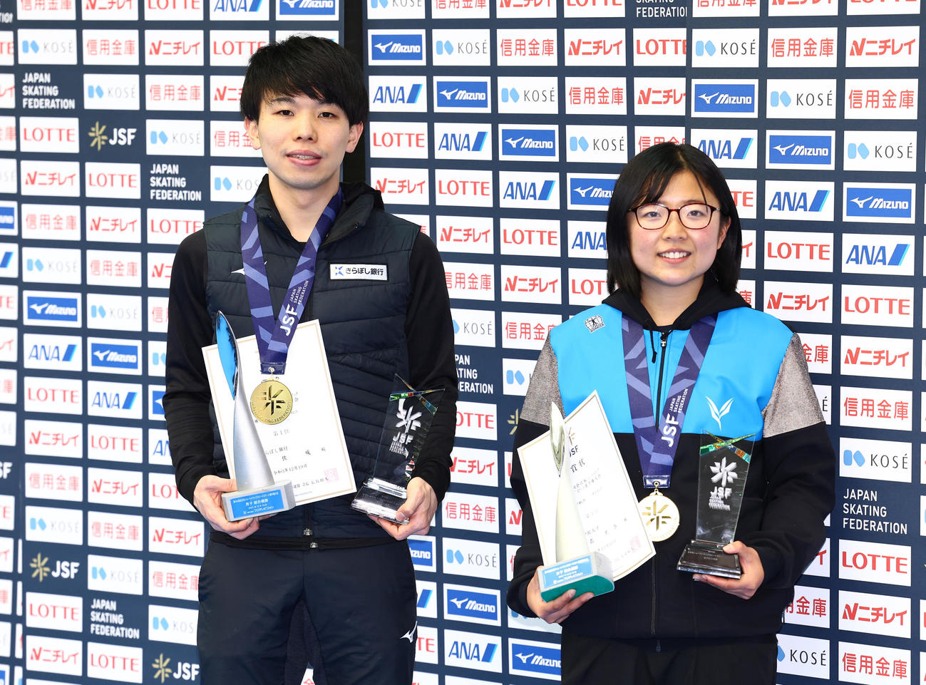 男女総合優勝した岩佐（左）と山名（撮影・垰建太）