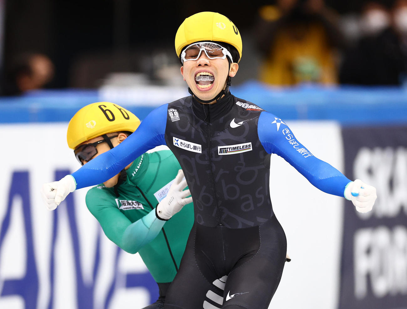 男子1000メートルA決勝で優勝し雄たけびを上げる岩佐は喜びのあまりマウスピースが吹き飛ぶ（撮影・垰建太）
