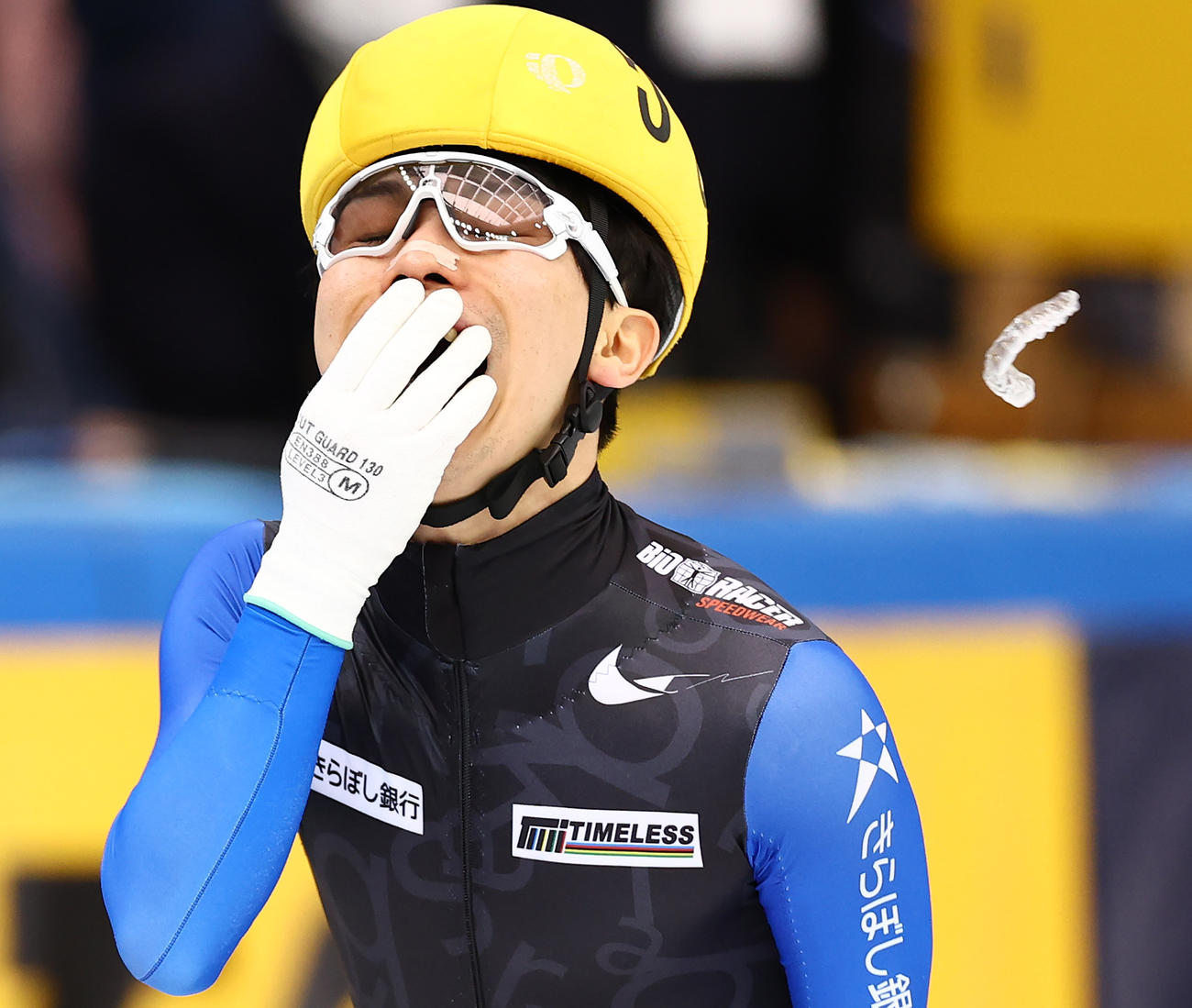 男子1000メートルA決勝で優勝し雄たけびを上げる岩佐は喜びのあまりマウスピースが吹き飛ぶ（撮影・垰建太）