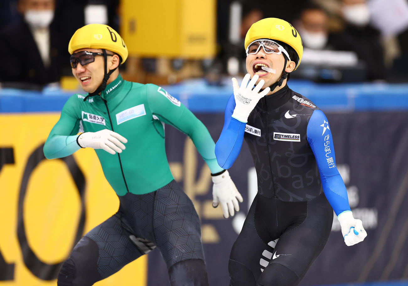 男子1000メートルA決勝で優勝し雄たけびを上げる岩佐（右）は喜びのあまりマウスピースが吹き飛ぶ（撮影・垰建太）