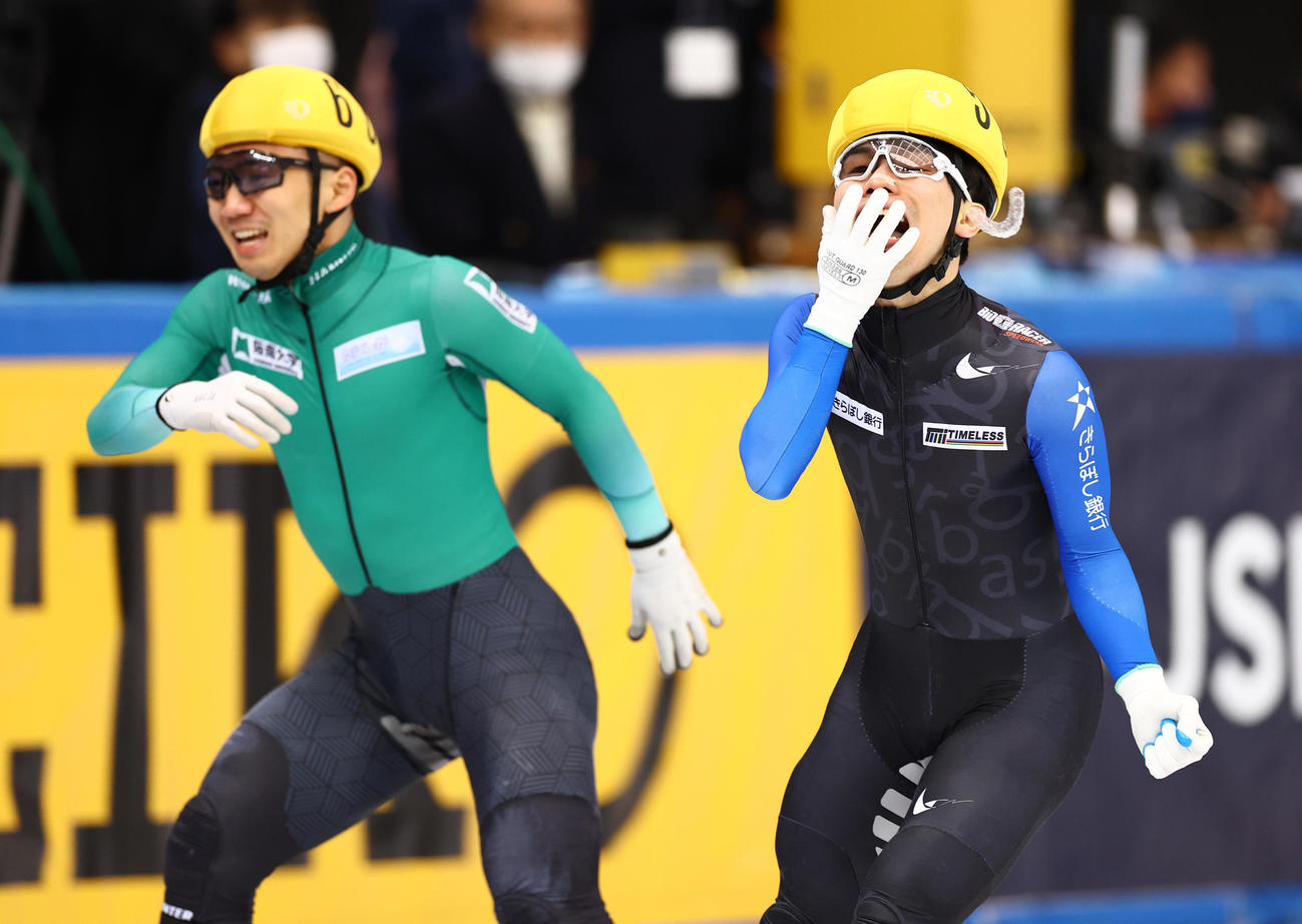男子1000メートルA決勝で優勝し雄たけびを上げる岩佐（右）は喜びのあまりマウスピースが吹き飛ぶ（撮影・垰建太）