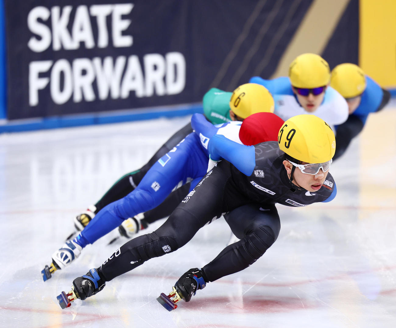 男子1000メートル決勝で滑走する岩佐（撮影・垰建太）