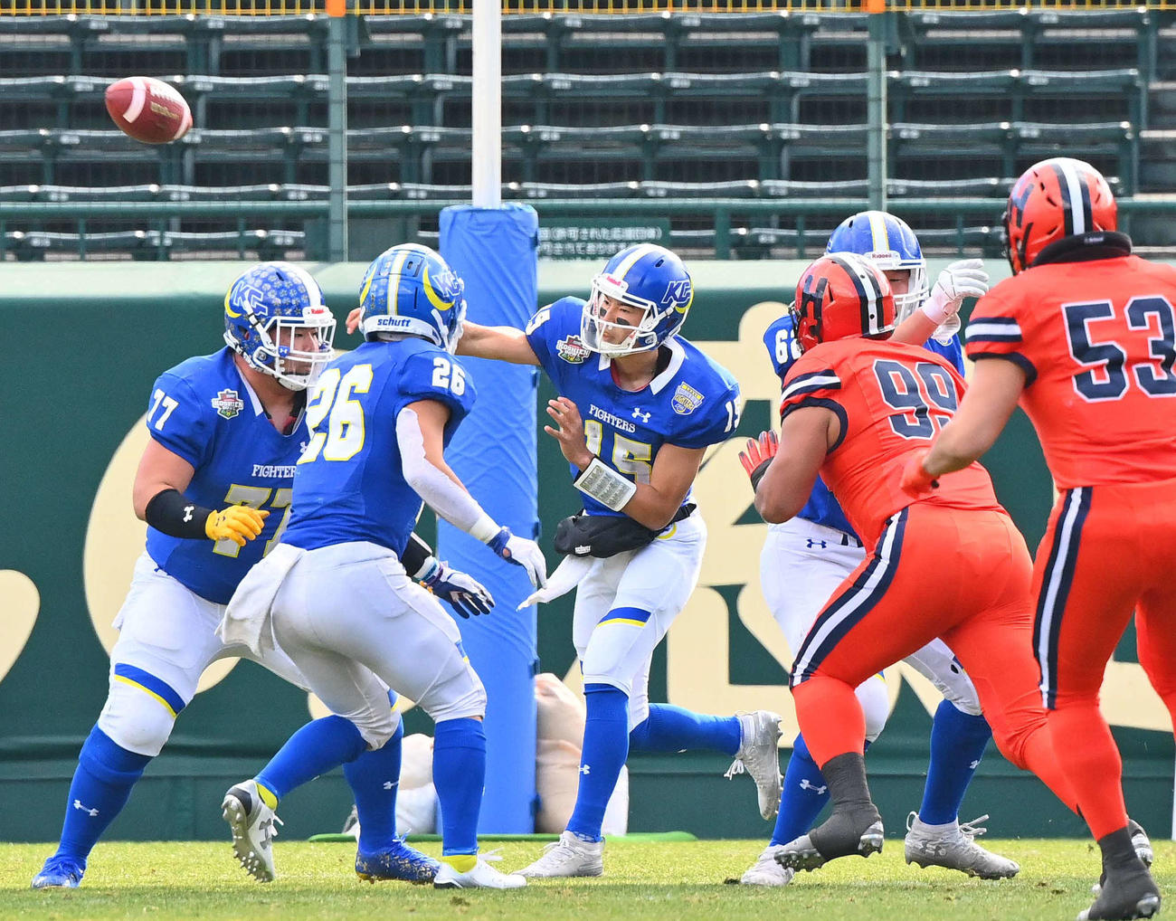 法大対関学大　第1Q、パスを通す関学大QB鎌田（撮影・上田博志）