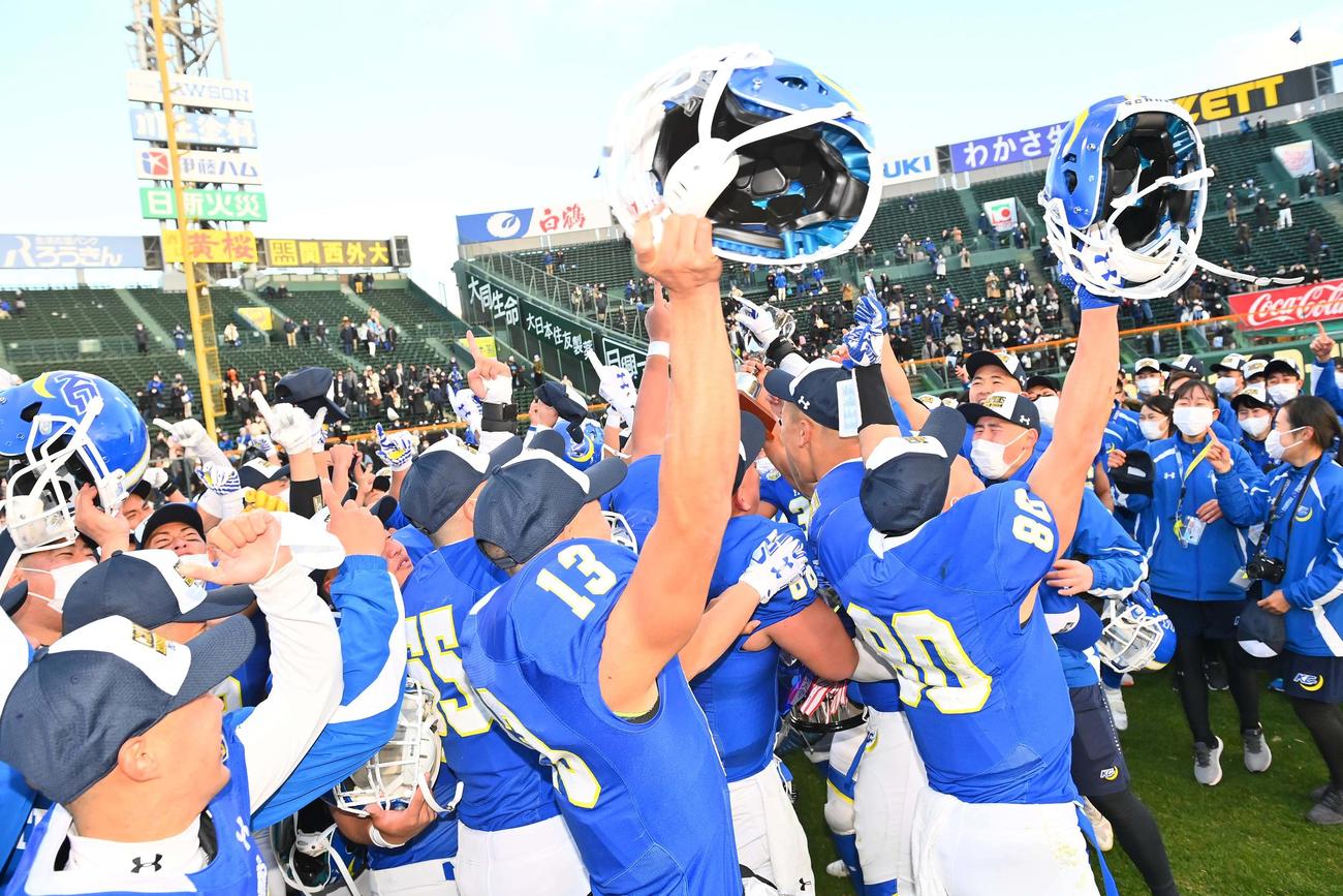 法大対関学大　優勝を決め喜びを爆発させる関学大の選手たち（撮影・上田博志）