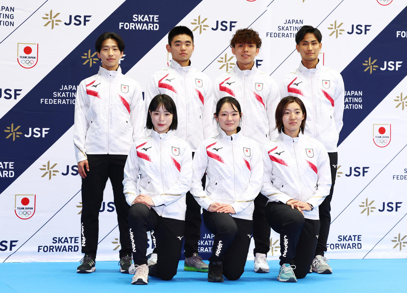 北京五輪日本代表選手団が発表され写真に納まる、前列左から菊池純、菊地悠、神長、後列左から小池、菊池、宮田、吉永（撮影・垰建太）