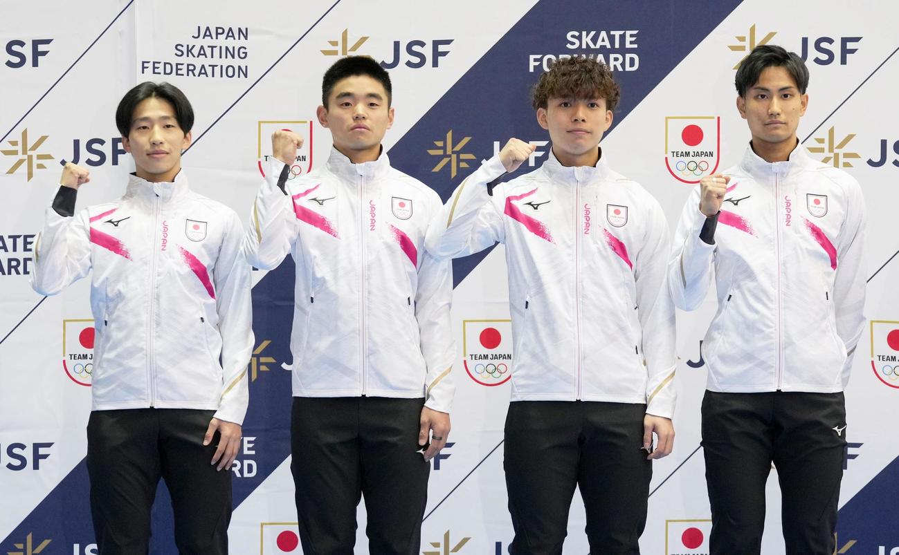ポーズをとるショートトラックの北京五輪男子代表メンバー。左から小池克典、菊池耕太、宮田将吾、吉永一貴（共同）