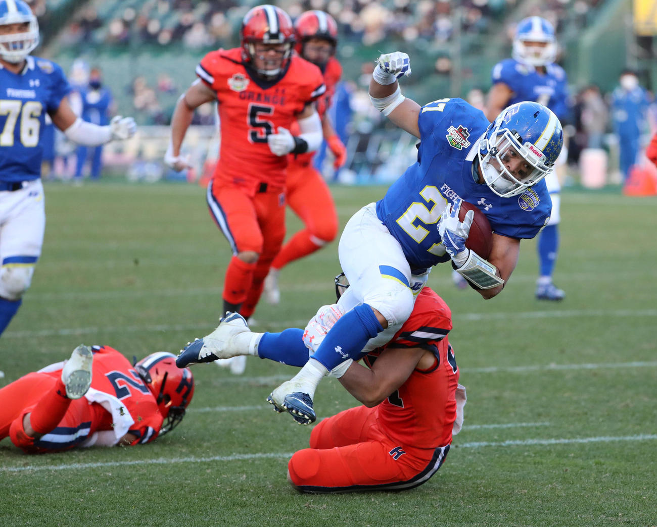第4Q、中央を突破しタッチダウンを奪う関学大RB斎藤（撮影・清水貴仁）