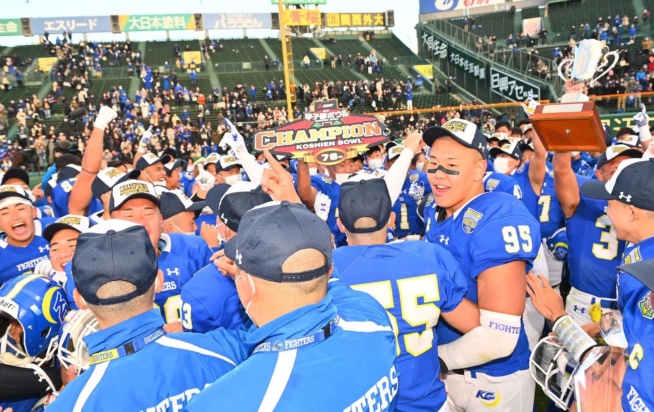 優勝を決め喜びを爆発させる関学大DL青木主将（右の95番）ら選手たち（撮影・上田博志）