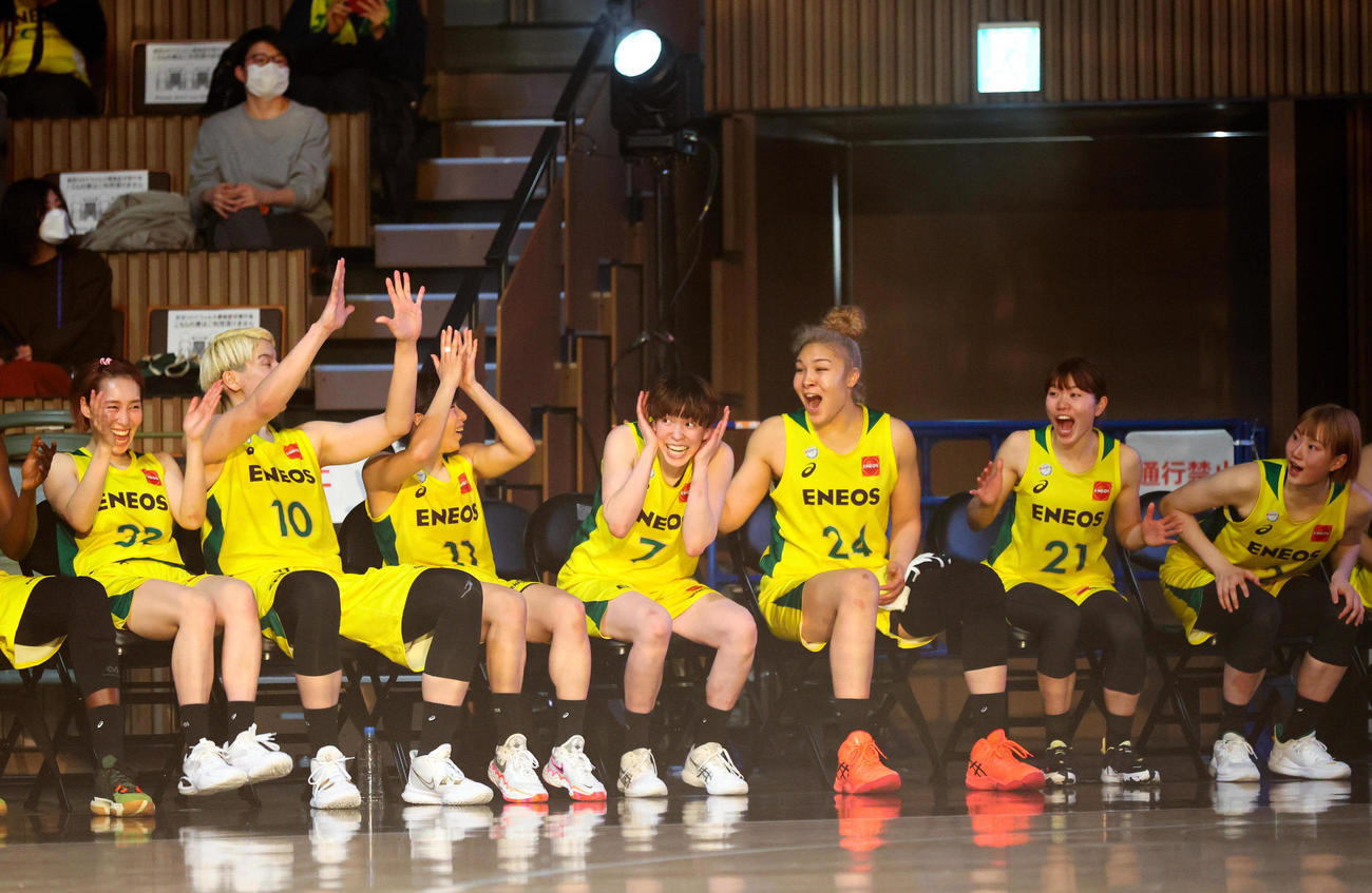皇后杯MVPに選ばれた林（左から4人目）はチームメートに祝福される（代表撮影）
