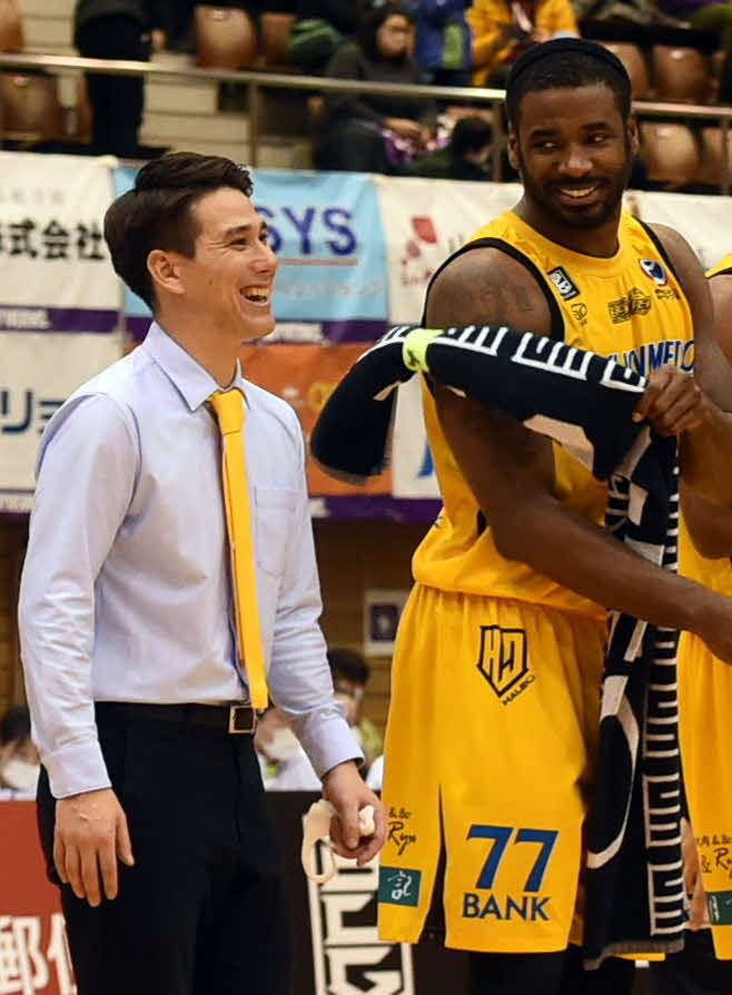 2連勝に笑顔を見せる仙台藤田HC（左）とバーレル