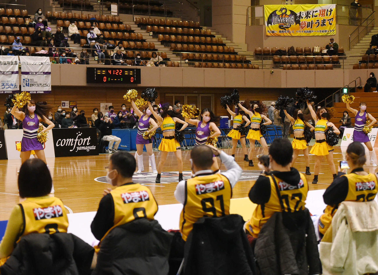 山形対仙台　コート上でダンスを披露し「仙山戦」を盛り上げた山形と仙台のチア（撮影・相沢孔志）