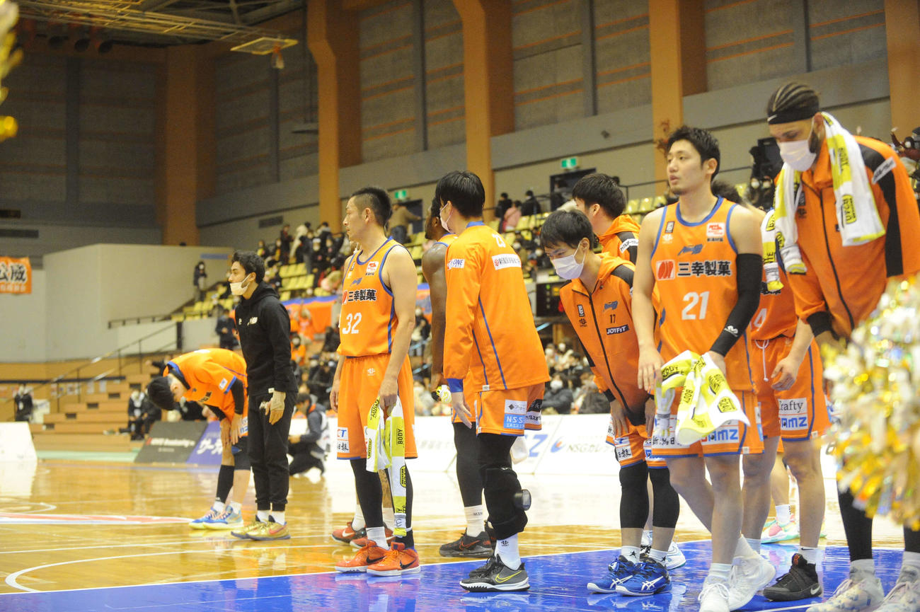 試合後、観客席にあいさつする新潟のメンバー