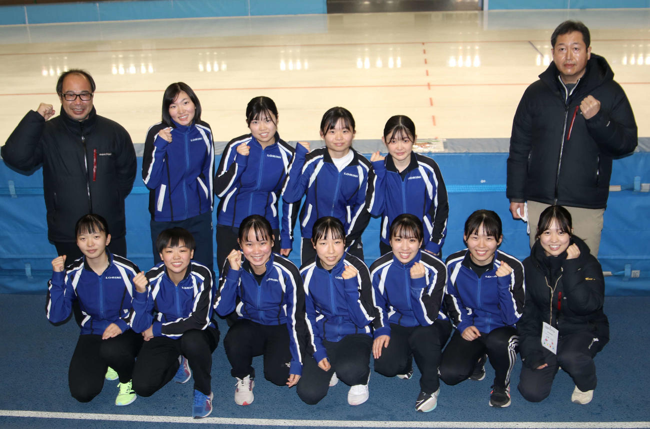 6年ぶりに学校対抗で優勝を決めガッツポーズする帯広南商の選手とスタッフ（撮影・山崎純一）