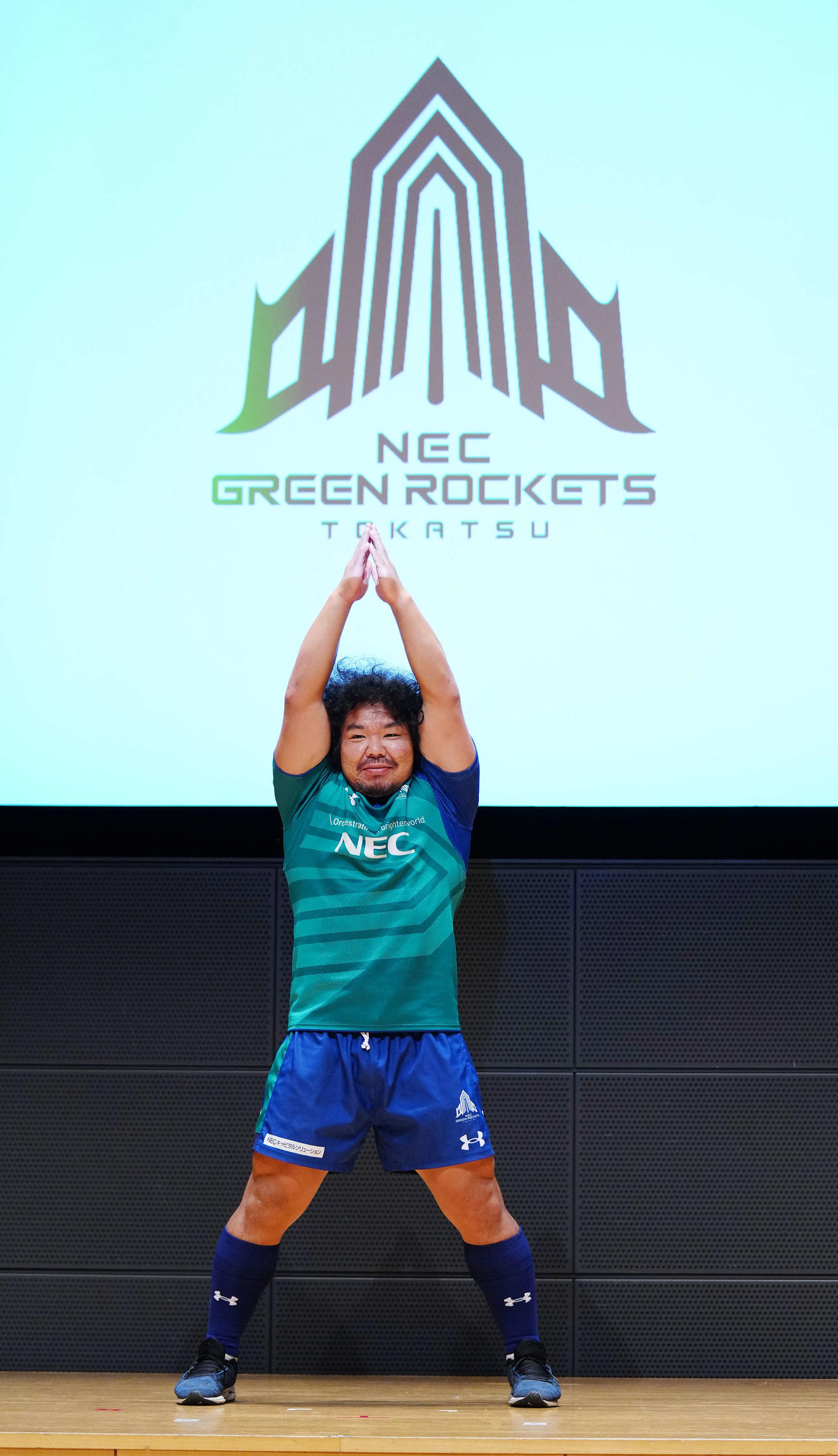 リーグワン開幕直前メディアカンファレンスでチームロゴのようなロケットポーズを決める東葛の滝沢（撮影・江口和貴）