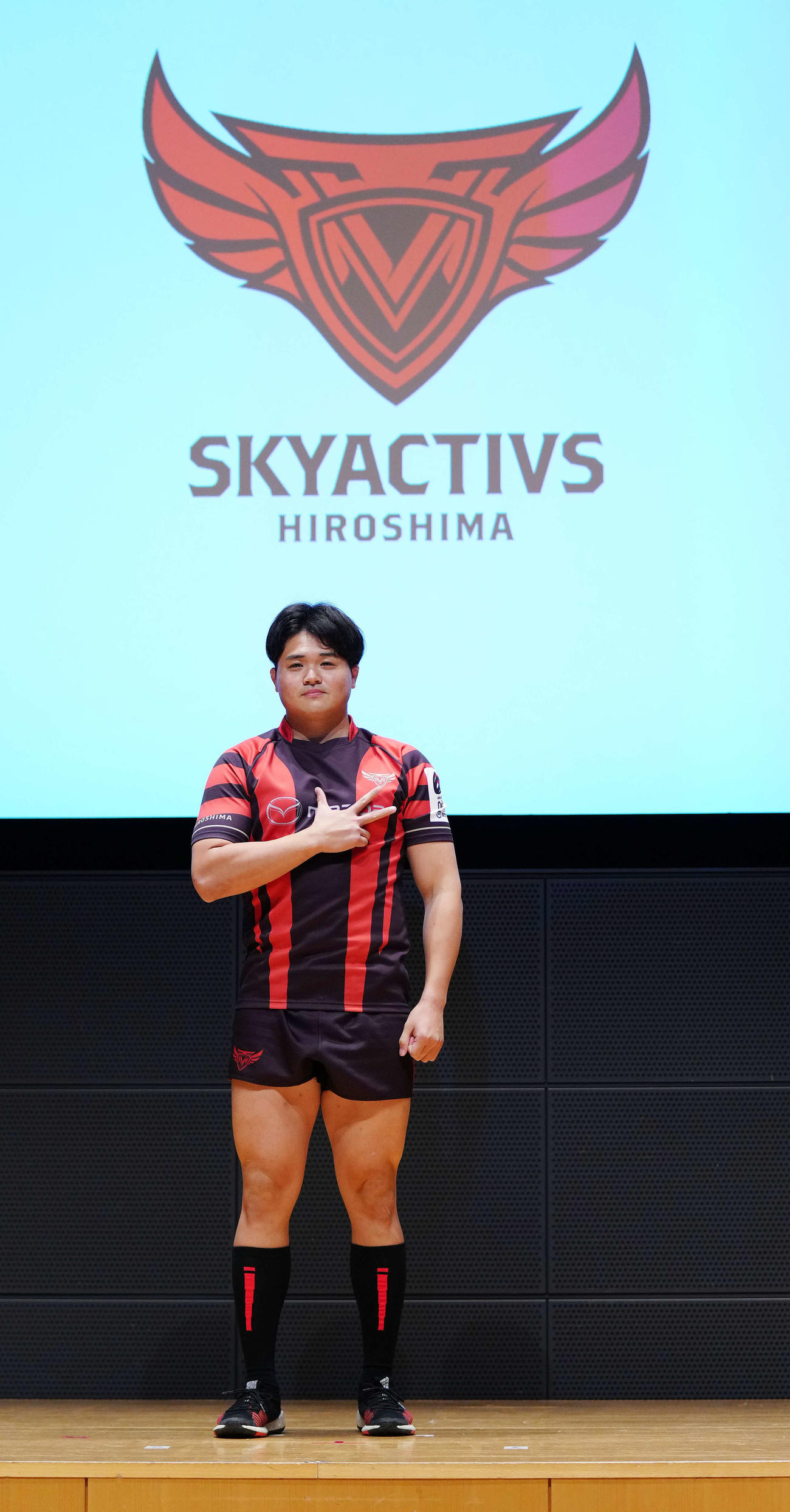 リーグワン開幕直前メディアカンファレンスでポーズを決める広島の佐藤（撮影・江口和貴）