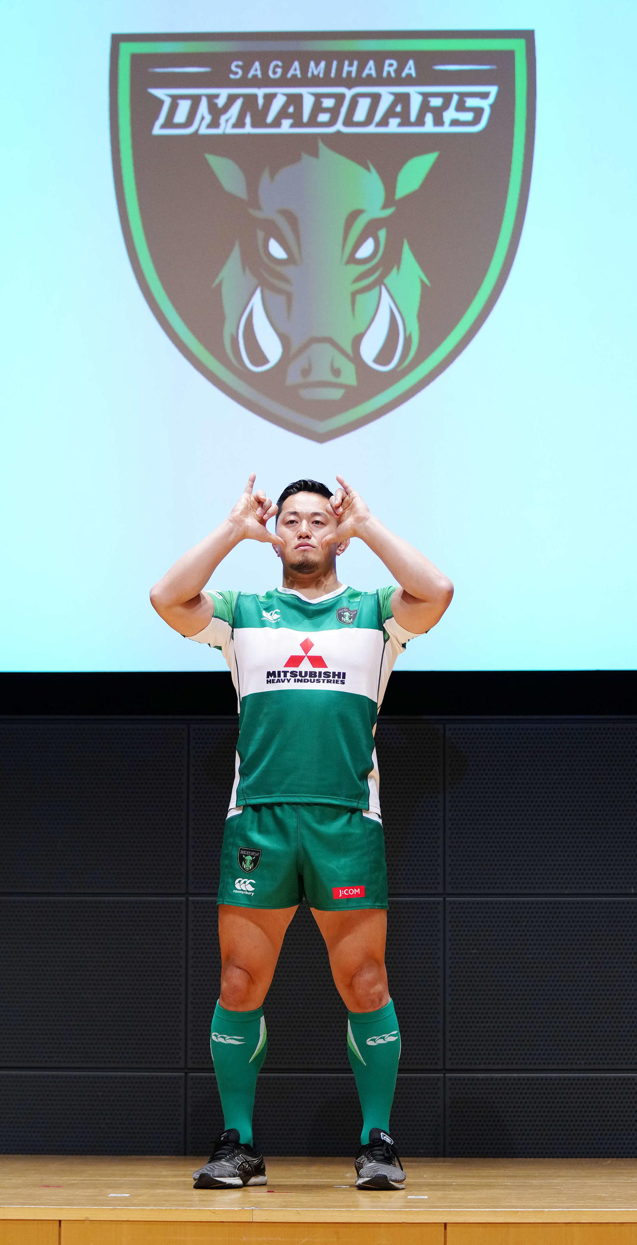 リーグワン開幕直前メディアカンファレンスでポーズを決める相模原の土佐（撮影・江口和貴）