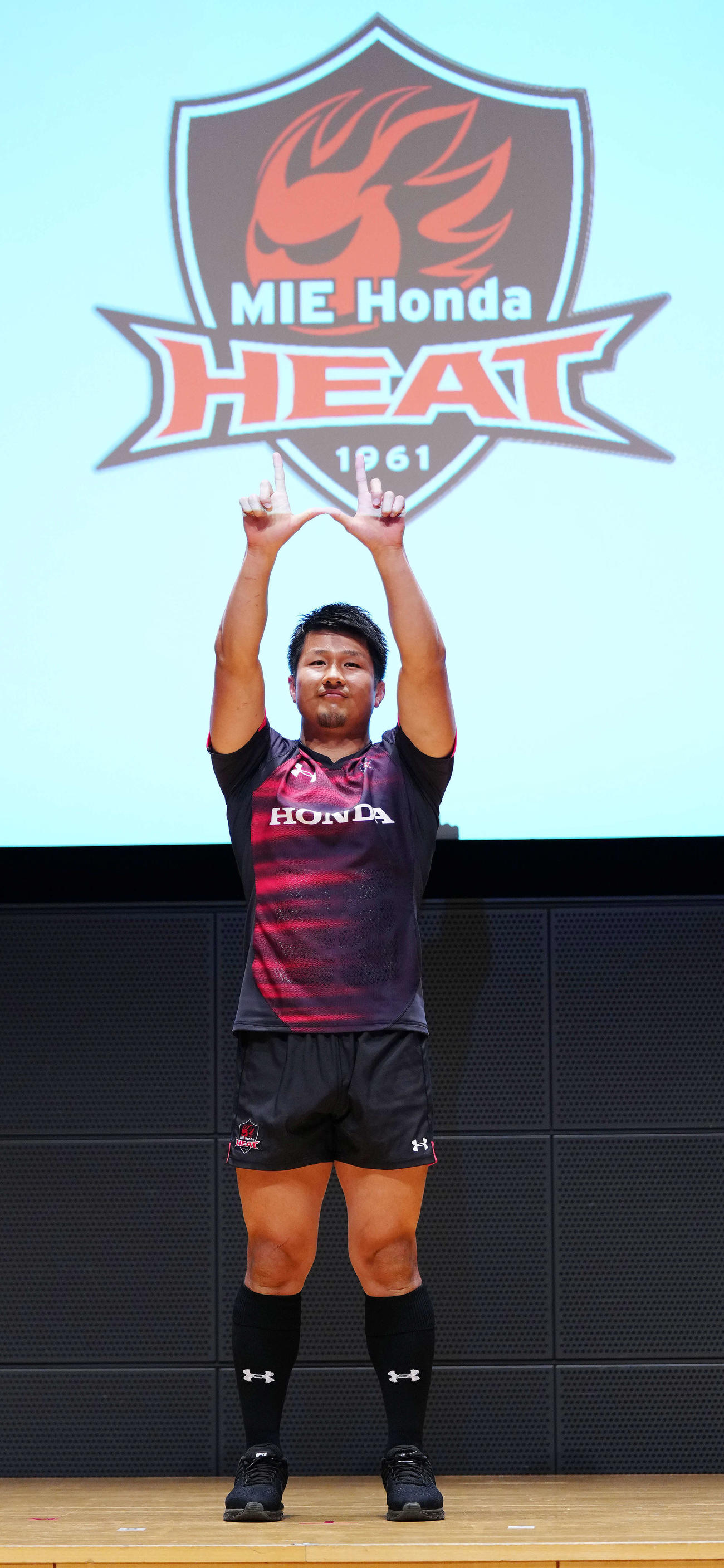 リーグワン開幕直前メディアカンファレンスでポーズを決める三重の古田（撮影・江口和貴）