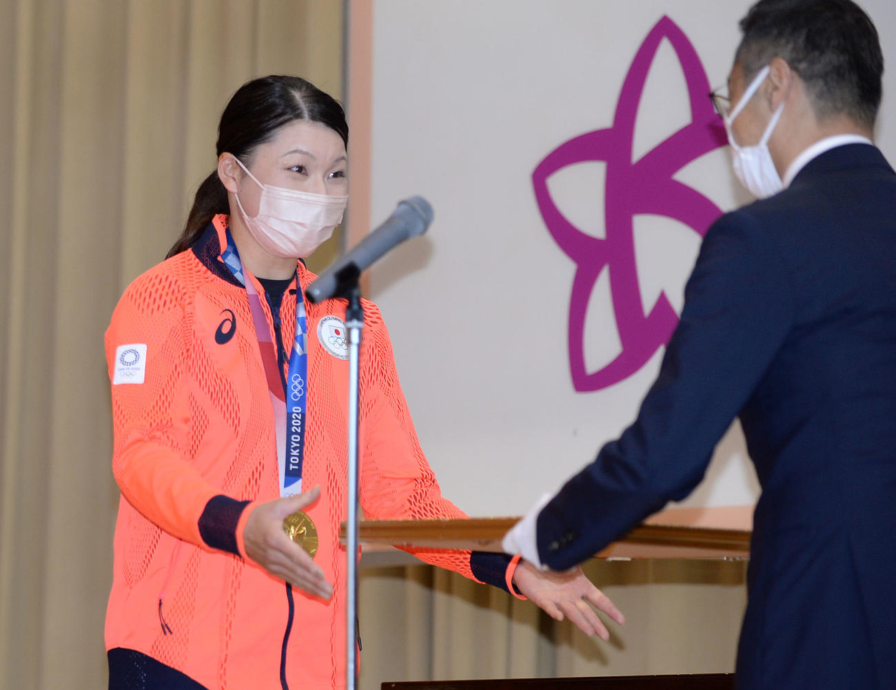 掛川市の久保田市長（右）から市民栄誉賞の賞状を受け取る山崎