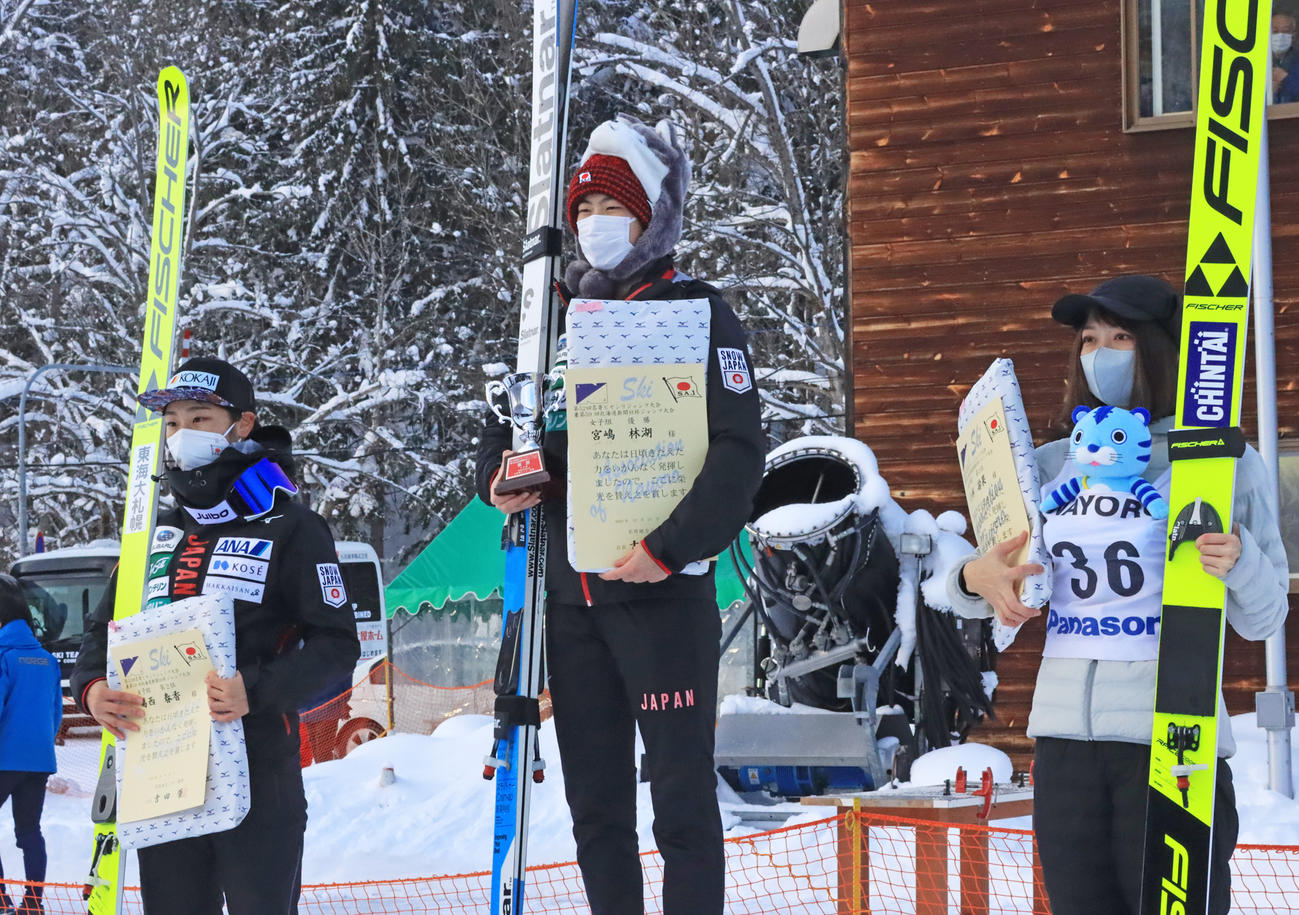 ノルディックスキー・ジャンプ名寄ピヤシリ大会女子で優勝した宮嶋林湖（中央）、2位葛西春香（左）、3位小林諭果（撮影・保坂果那）