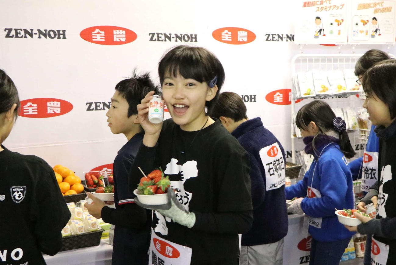 2019年度もぐもぐブースで食材を手に笑顔の選手