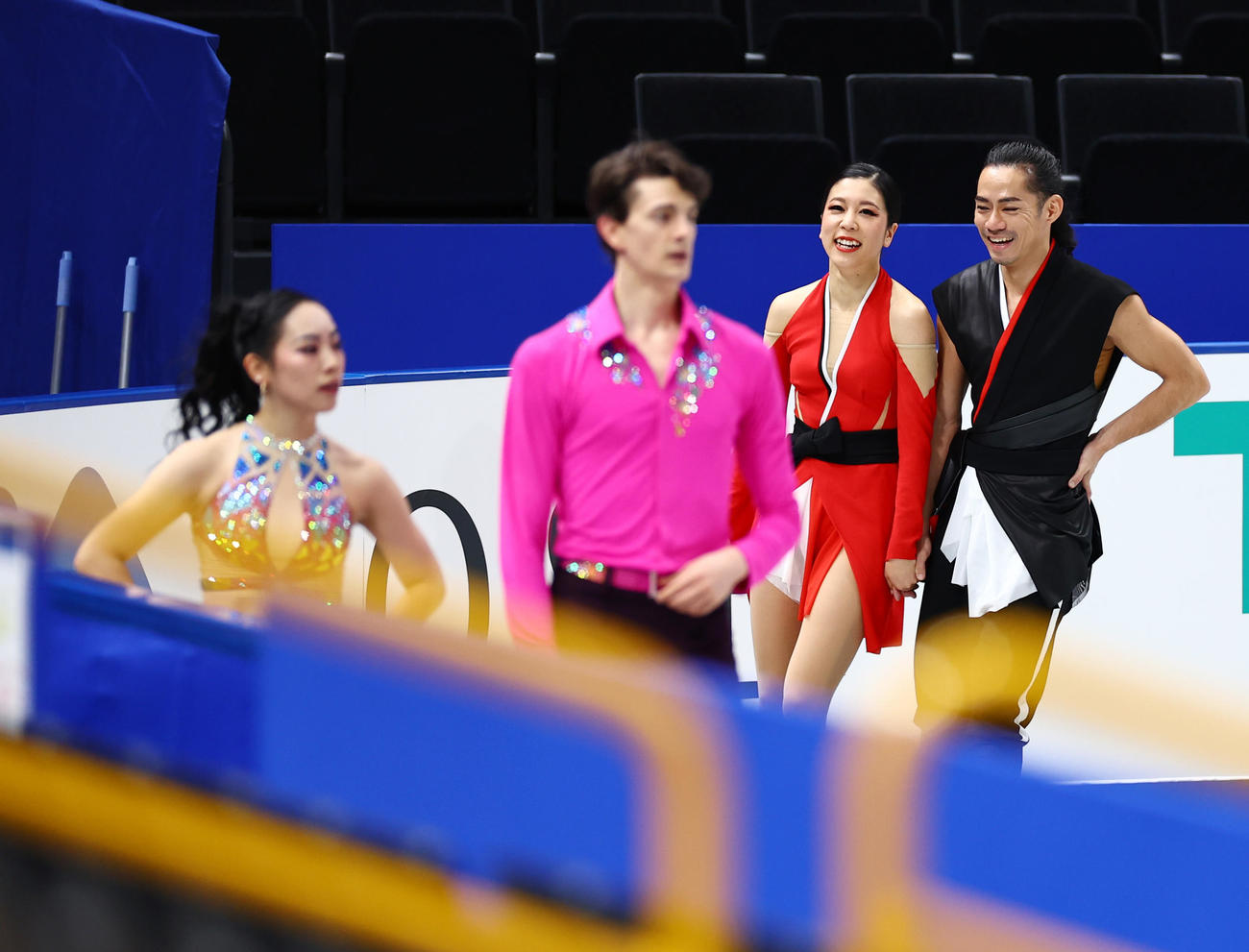 前日練習で笑顔で言葉を交わす高橋（右）、村元（同2人目）組。手前は小松原美（左）小松原尊組（撮影・垰建太）
