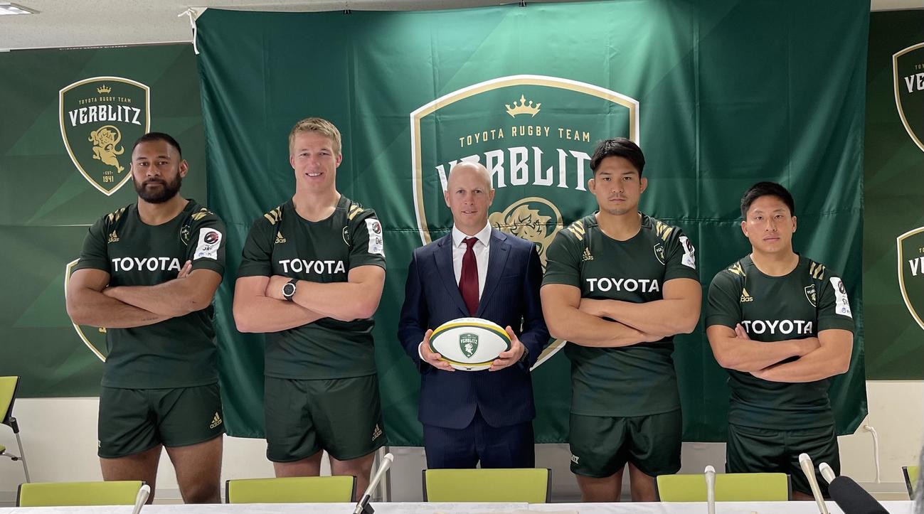新リーグ開幕に向けて会見する（左から）トヨタのトゥイプロトゥ、デュトイ、クロンHC、姫野、茂野（トヨタ提供）